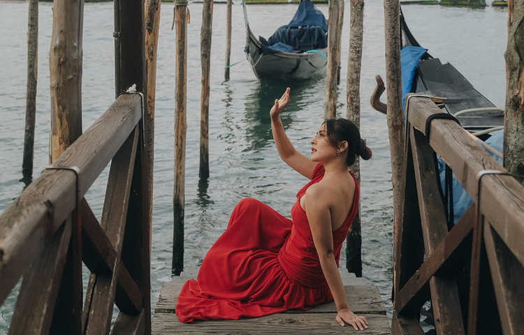 ঘুরে বেড়ানোকে অনেকেই এক ধরনের প্রশান্তির থেরাপি বলে মনে করেন। অভিনেত্রীও সেটাই বেছে নিয়েছেন।