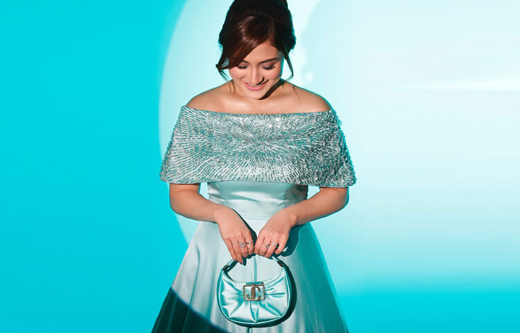 চোখে শিমারি আইশ্যাডো আর নিখুঁত আইলাইনার, ঠোঁটে ন্যুড পিঙ্ক লিপকালার, সঙ্গে ব্লাশ অন ও হাইলাইটারের কোমল ছোঁয়া-সব মিলিয়ে সাজটিতে ফুটে উঠেছে তার স্বাভাবিক দীপ্তি।