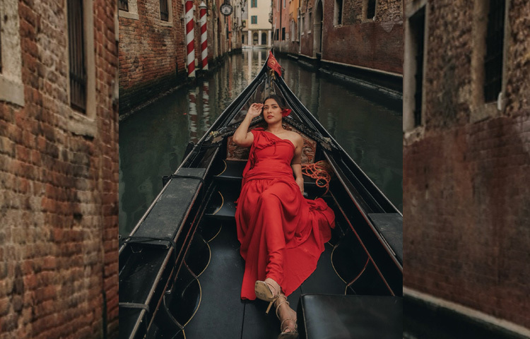 শেয়ার করা ছবির ক্যাপশনে মেহজাবীন লিখেছেন, ‘গন্ডোলা রাইডস–থেরাপি’।