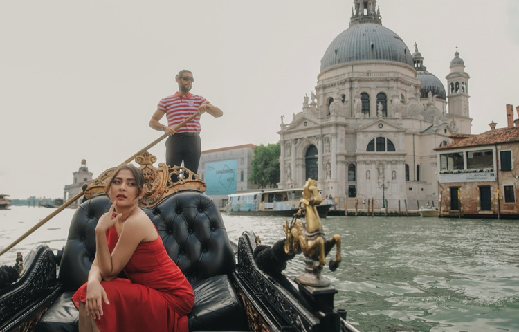 এই ভ্রমণ ছিল যেন তার ব্যক্তিগত রোমান্সের গল্প, যেখানে ভেনিসের প্রতিটি দৃশ্য, প্রতিটি বাতাসে ছিল অনুভবের ছোঁয়া।