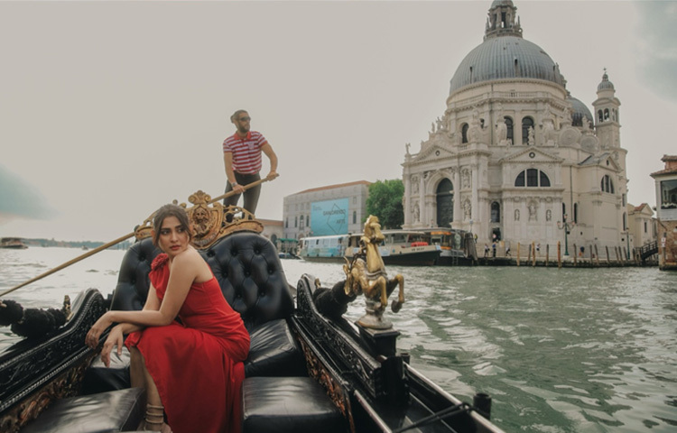 শহরের ঐতিহ্যবাহী গন্ডোলায় চেপে তিনি যেন ছুঁয়ে দেখেছেন ভেনিসের আত্মা।