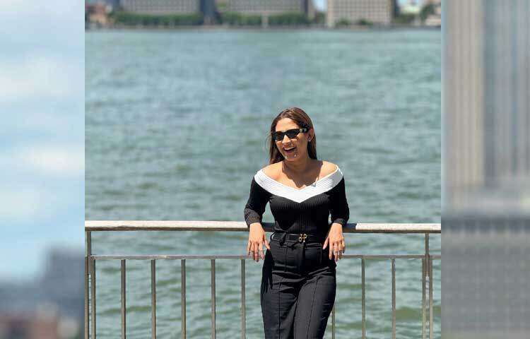 জনপ্রিয় অভিনেত্রী মেহজাবীন চৌধুরী কালো পোশাকে বেশকিছু হাস্যোজ্জ্বল ছবি ফেসবুকে শেয়ার করেছেন। ক্যাপশনে লিখেছেন, ‘কিছু খেতে, কোথাও থাকার জন্য, আমার নিজের বলে কিছু মানুষ, মিস করার মতো কাউকে, জীবন কি এর চেয়ে ভালো কিছু হতে পারে?’ ছবি: মেহজাবীনের ফেসবুক থেকে