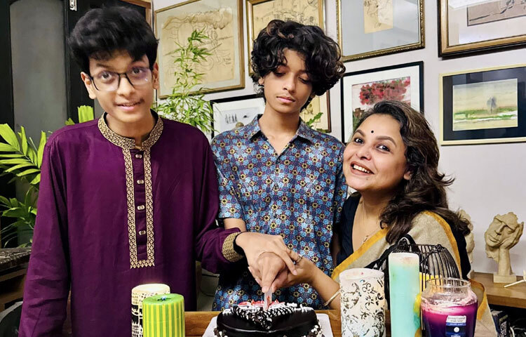 তিনি দুই পুত্রের জননী।