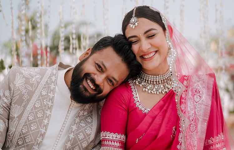 জানা যায়, তারা চুপিসারে বিয়ে করতে চাইলেও বিষয়টি সংবাদমাধ্যমে প্রকাশ পেয়ে যায়। এরপর নিজেরাই বিয়ের বিষয়টি নিশ্চিত করেন। ঘনিষ্ঠজনদের নিয়ে ছোট পরিসরে আয়োজিত অনুষ্ঠানের মাধ্যমে বহুদিনের সম্পর্ককে সামাজিক স্বীকৃতি দেন তারা।