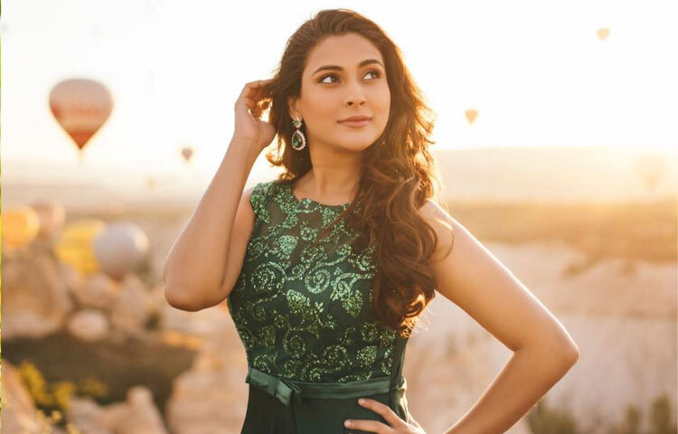 কাজের পাশাপাশি সামাজিক যোগাযোগমাধ্যমেও বেশ সরব এই মায়াবী অভিনেত্রী।