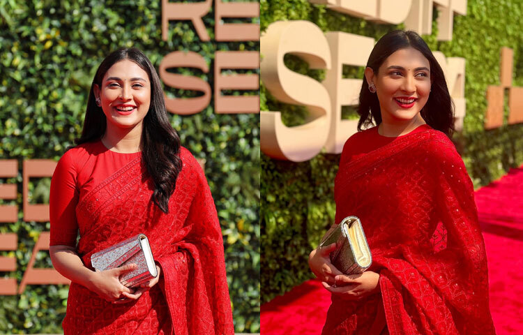 টুকটুকে লাল শাড়িতে হাস্যোজ্জ্বল নায়িকা।