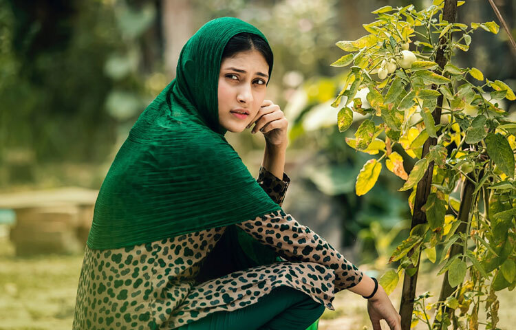 সাধারণ পোশাক আর নো-মেকাপ লুকে বেশ মায়াবী লাগছে অভিনেত্রীকে।