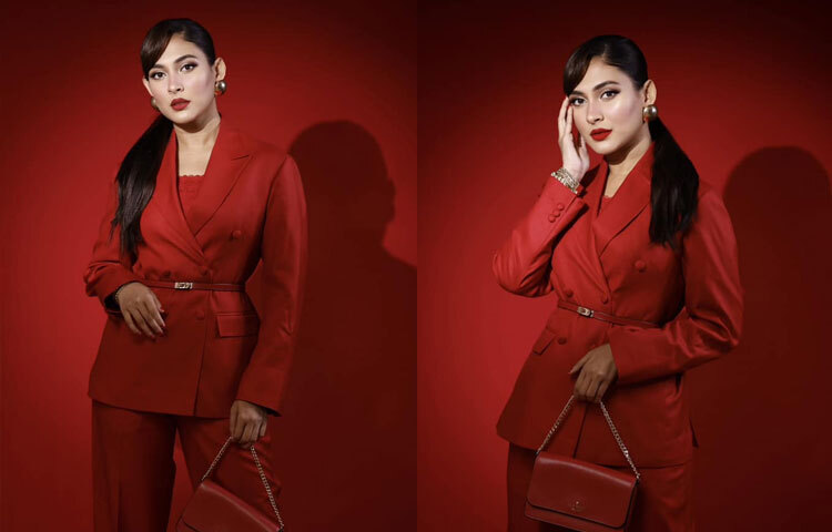 কর্পোরেট লুকে স্টাইলিশ মেহজাবীন।