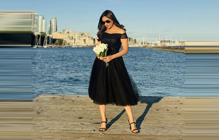 কালো ড্রেস, হাই হিল আর রোদ চশমায় দারুণ লাগছে তাকে।