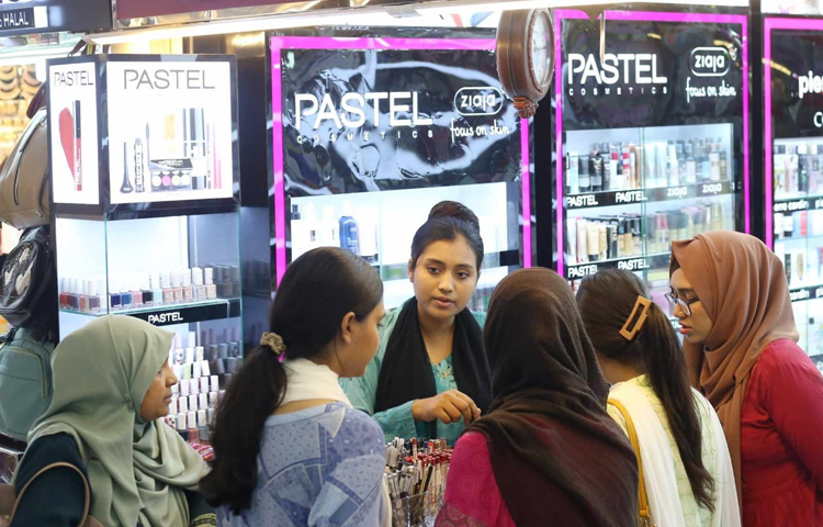 পোশাকের পাশাপাশি সাজগোজের পণ্যও কিনছেন নারীরা। ছবি: মাহবুব আলম