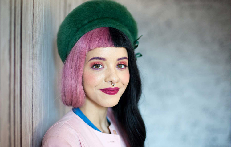 শিল্প, গান এবং গল্প বলার অপূর্ব মিশেলে মেলানি হয়ে উঠেছেন নিজের এক স্বতন্ত্র পরিচয় ও সত্যিকারের আর্টিস্ট, যিনি কখনোই প্রচলিত ধারার ভেতর নিজেকে আটকে রাখেননি।