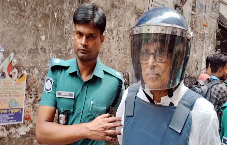 জুলাই আন্দোলনের সময় শাহবাগে জুট ব্যবসায়ী মো. মনির হত্যা মামলায় সাবেক বেসামরিক বিমান ও পর্যটনমন্ত্রী রাশেদ খান মেননের পাঁচ দিনের রিমান্ড মঞ্জুর করেছেন আদালত। ছবি: সংগৃহীত