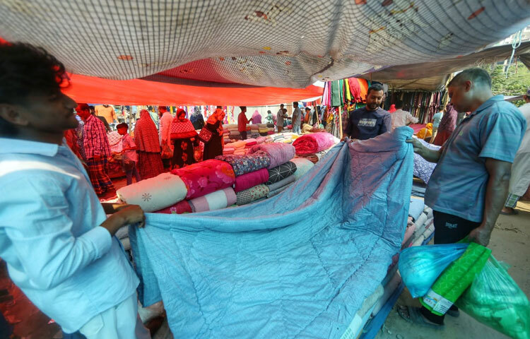 বিকেলের দিকে সূর্যের আলো যখন নরম হয়ে আসে, তখন একে একে গুটিয়ে নিতে থাকে দোকানিরা। রাস্তার পাশে পড়ে থাকে কয়েকটি খালি বাক্স, কিছু ছেঁড়া পলিথিন, আর বাতাসে রয়ে যায় দিনের কোলাহলের গন্ধ।