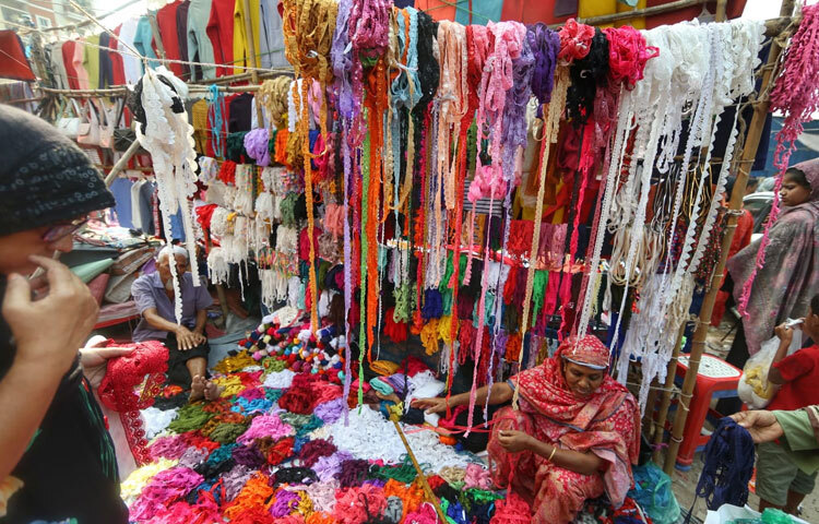 যতটা দরকারি কেনাকাটা, তার চেয়ে কিছুটা বেশি হয়তো মনের শান্তির জন্যই এখানে আসেন নারীরা। বাড়ির কাজ, দায়িত্ব, সংসারের চাপের ভেতর এই একদিনের হাট যেন তাদের একটু মুক্তির জায়গা। কেউ চায়ের দোকানে বসে বিশ্রাম নিচ্ছেন, কেউ মেয়ের জন্য পুতুল দেখছেন, কেউ আবার নতুন পর্দার কাপড় হাতে নিয়ে বলছেন, এইটা লাগালে ঘরটা একদম আলাদা লাগবে। এইসব ছোট ছোট আনন্দই গড়ে তোলে এক দিনের অনানুষ্ঠানিক উৎসব।