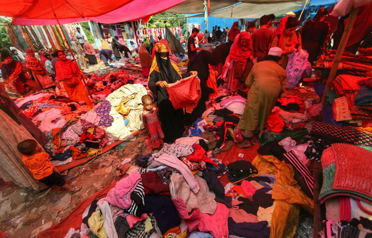 এই হাটের সবচেয়ে বড় বৈশিষ্ট্য নারীদের উপস্থিতি। সকাল থেকে বিকেল পর্যন্ত ক্রেতাদের বেশিরভাগই নারী।