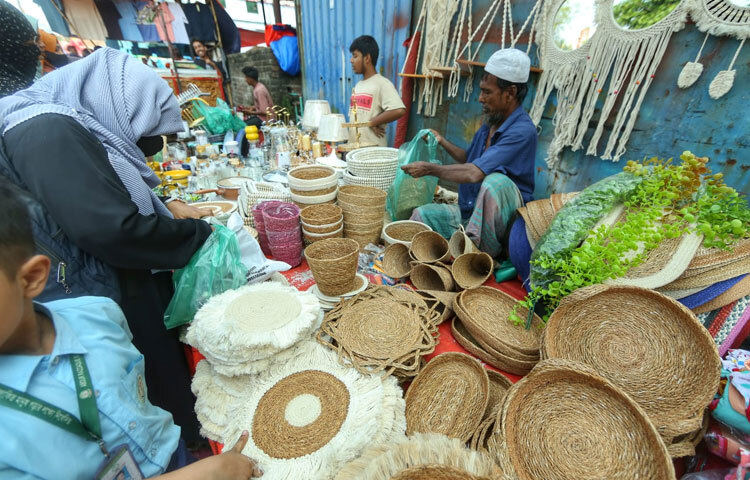 মেরাদিয়া হাট শুধু কেনাবেচার জায়গা নয়, এটি এক জীবন্ত সামাজিক পরিসর, যেখানে প্রতিটি মুখ, প্রতিটি শব্দ একেকটি গল্প বলে-পরিশ্রমের, প্রাপ্তির, ভালোবাসার।