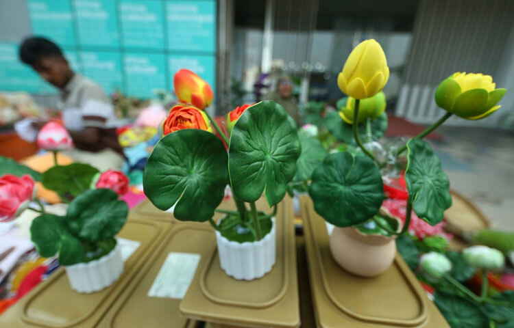 রঙিন প্লাস্টিকের টব, ইস্পাতের হাঁড়ি-পাতিল, বাজারের ঝুড়ি, গামছা, তোয়ালে, বাচ্চাদের পোশাক সব মিলিয়ে এক অনন্য মেলবন্ধন। দূর থেকে দেখলে মনে হয় ঢাকার ধূসর শহরের মাঝেও রঙের উৎসব নেমেছে এই ছোট্ট হাটে।