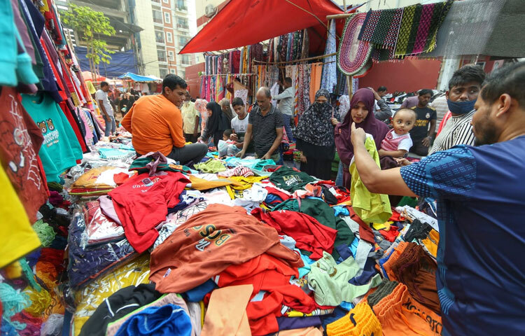 হাটের ভেতর ঢুকলেই ভেসে আসে জীবনের সব রঙ। দোকানির ডাক, ক্রেতার হাসি, বাচ্চার কৌতূহলী চোখ, আর বাতাসে উড়তে থাকা ধুলোর সঙ্গে মিশে থাকা মানুষের গল্প।