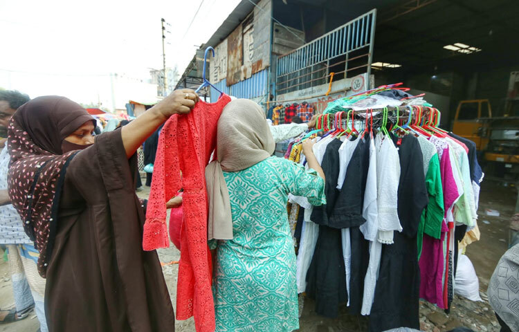 কেউ শিশু কোলে নিয়ে এসেছেন, কেউ বান্ধবীর সঙ্গে, কেউ আবার একা এসেছেন নিজের সংসারের জন্য দরদাম করতে।