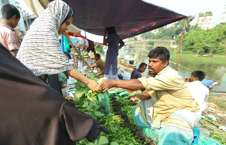 তাদের হাসি, দরদামের কৌশল আর চোখের ঝিলিক সব মিলিয়ে হাটটা যেন নারীদের প্রাণের মেলা হয়ে ওঠে।