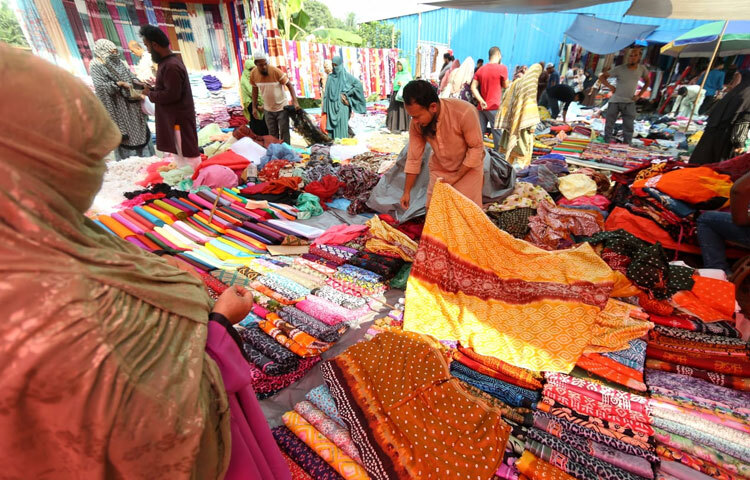 একদিনের জন্য মেরাদিয়া হাট আবার ঢাকাকে একটু ভিন্ন রূপে দেখিয়ে দেয়-যেখানে জীবন মানে শুধু কাজ নয়, সম্পর্ক, হাসি আর রঙের মেলবন্ধনও।