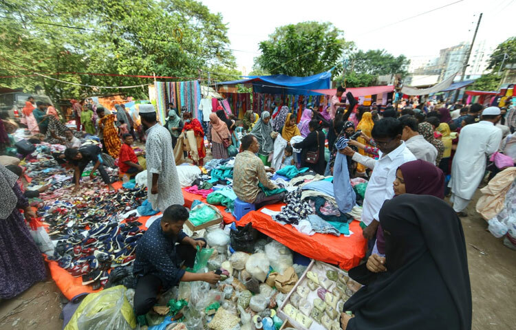 এই হাটে পাওয়া যায় ঘরের সবকিছু। চামচ, কাপ-প্লেট, বালতি, মশলার বয়াম, কাপড়, পর্দা, এমনকি ছোট ইলেকট্রনিক পণ্যও। দোকানিরা জানেন, ক্রেতাদের অধিকাংশই সংসার চালানো নারীরা, তাই তারা জিনিসপত্র সাজান যত্ন করে।