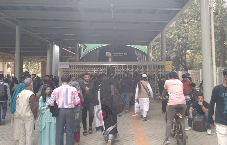 যান্ত্রিক ত্রুটির কারণে প্রায় দেড় ঘণ্টা বন্ধ ছিল মেট্রোরেল। এতে ভোগান্তিতে পরেছিল স্টেশনে আসা যাত্রীরা। ছবি: শান্ত রায়হান