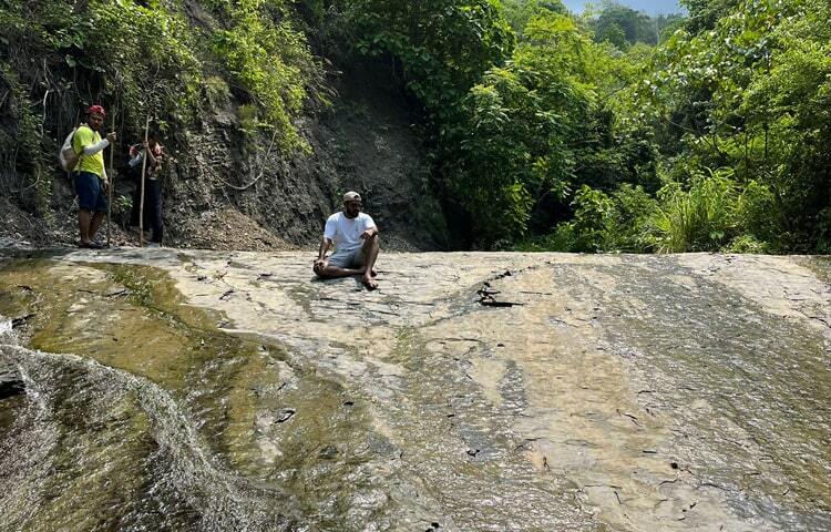 সরু গুহার ভেতর সাঁতরে গিয়ে দেখবেন এক ফালি আলোয় যৌবনা ঝরনাধারা। উচ্ছ্বাস আর অপ্রত্যাশিত ঝরনার সৌন্দর্য দেখে যারপরনাই আনন্দে বিগলতি হবেন। ছবি: এম মাঈন উদ্দিন