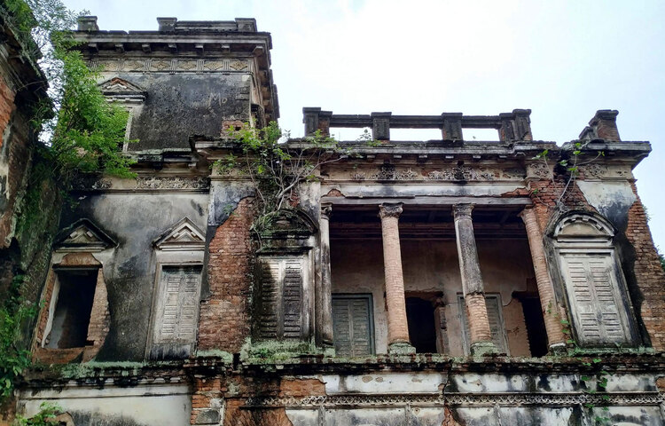 ঝিনাইদহ জেলার সদর থানায় অবস্থিত মিয়ান দালান নামের একটি জমিদার বাড়ি। বাড়িটি স্থানীয় নবগঙ্গা নদীর উত্তর দিকে অবস্থিত। ঝিনাইদহ শহরের প্রাণকেন্দ্র থেকে প্রায় তিন কিলোমিটার দূরে এটি অবস্থিত। বর্তমানে বাড়িটি ভগ্নপ্রায়। ছবি: বোহেমিয়ান ফয়সাল