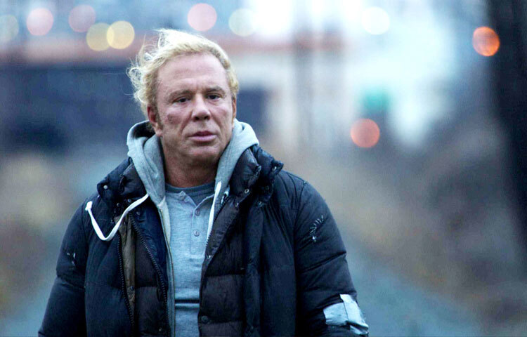 মিকির জীবন শুধু গৌরবগাঁথায় ভরা নয়। ব্যক্তিগত জীবনে ভাঙাগড়া, নেশাজনিত সমস্যা, অস্ত্রোপচারজনিত শারীরিক পরিবর্তন-সব মিলিয়ে তিনি সবসময় আলোচনায় ছিলেন। তবুও তার ভেতরে ছিল এক অবিনাশী লড়াকু মনোভাব।