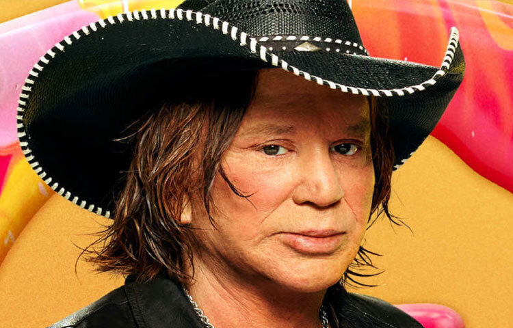 ১৯৫২ সালের এই দিনে নিউ ইয়র্কে জন্ম নেন ফিলিপ আন্দ্রে ‘মিকি’ রুর্ক জুনিয়র। শৈশবে খেলাধুলায় ঝোঁক ছিল প্রবল। কৈশোরে বক্সিংয়ের প্রতি অদম্য টান তাকে টেনে নেয় রিংয়ে। অল্প বয়সেই অপেশাদার বক্সার হিসেবে সাফল্য পান। তবে রিংয়ের ভেতরের যোদ্ধা একসময় অভিনয়ের দিকে ঝুঁকে পড়েন।