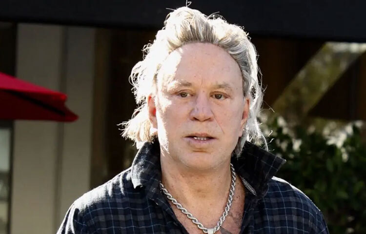 সিনেমায় জনপ্রিয়তা তুঙ্গে থাকা অবস্থায় হঠাৎ আবার বক্সিংয়ে ফিরে যান মিকি রুর্ক। জীবনের সেই সিদ্ধান্ত তার কেরিয়ারের জন্য কঠিন মোড় নিয়ে আসে। রিংয়ের আঘাতে মুখমণ্ডল ক্ষতিগ্রস্ত হয়, যা পরবর্তী জীবনে একাধিক অস্ত্রোপচারের কারণ হয়ে দাঁড়ায়। এই পরিবর্তন তাকে অভিনয়ের মূলধারা থেকে খানিকটা দূরে সরিয়ে দেয়।