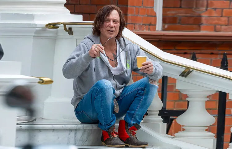 আজ তিনি শুধু একজন অভিনেতা নন, বরং জীবনের প্রতিটি ধাপে লড়াই করে এগিয়ে যাওয়া এক যোদ্ধার প্রতীক। অভিনয়ের পাশাপাশি মিকি এখনও সক্রিয় সামাজিক মাধ্যমে, ভক্তদের সঙ্গে শেয়ার করেন নিজের ভাবনা।