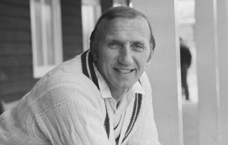 ১৯৩৩ সালের ১৬ সেপ্টেম্বর লন্ডনে জন্ম নেন মাইকেল জন ‘মিকি’ স্টুয়ার্ট।