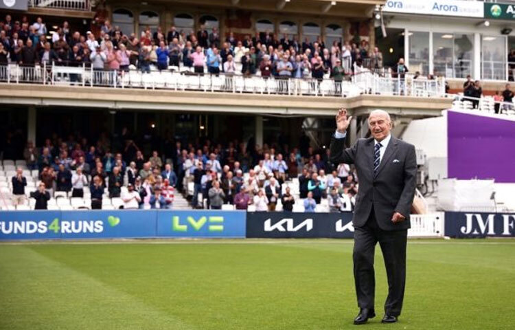 ১৯৮৬ সালে ইংল্যান্ড ক্রিকেট দলের ম্যানেজার ও কোচের দায়িত্ব পান মিকি স্টুয়ার্ট। কঠিন সময়ের মধ্যে ইংল্যান্ডকে এগিয়ে নিতে কাজ করেছেন নিষ্ঠার সঙ্গে। অনেক তরুণ ক্রিকেটারের ক্যারিয়ার গঠনে তার ভূমিকা ছিল অনস্বীকার্য।