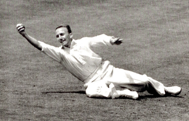 বাঁহাতি মিডল-অর্ডার ব্যাটার হিসেবে ছিলেন নির্ভরযোগ্য, পাশাপাশি ফিল্ডিংয়েও দেখিয়েছেন অসাধারণ দক্ষতা। সেই সময় সারেতে একাধিক শিরোপা জয়ে তার ভূমিকা ছিল গুরুত্বপূর্ণ।