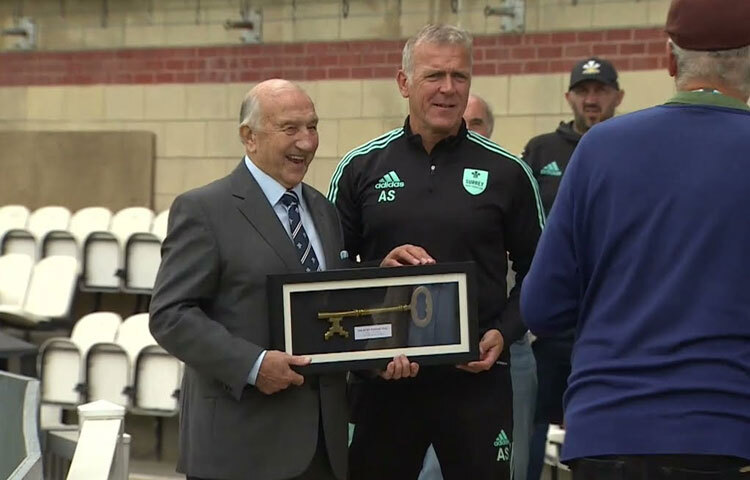 খেলার মাঠে যিনি ছিলেন অনড় যোদ্ধা, খেলা শেষে তিনিই হয়ে ওঠেন গাইড।