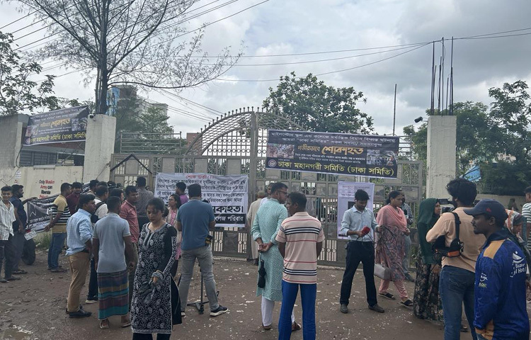 উত্তরার মাইলস্টোন স্কুল অ্যান্ড কলেজে যুদ্ধবিমান বিধ্বস্তের পর এখনো ট্রমা কাটিয়ে উঠতে পারেনি শিক্ষার্থীরা। এমন পরিস্থিতিতে চলতি সপ্তাহেও শিক্ষাপ্রতিষ্ঠানটির ক্লাস-পরীক্ষা বন্ধ থাকবে বলে জানিয়েছে কর্তৃপক্ষ। ছবি: মুসা আহমেদ