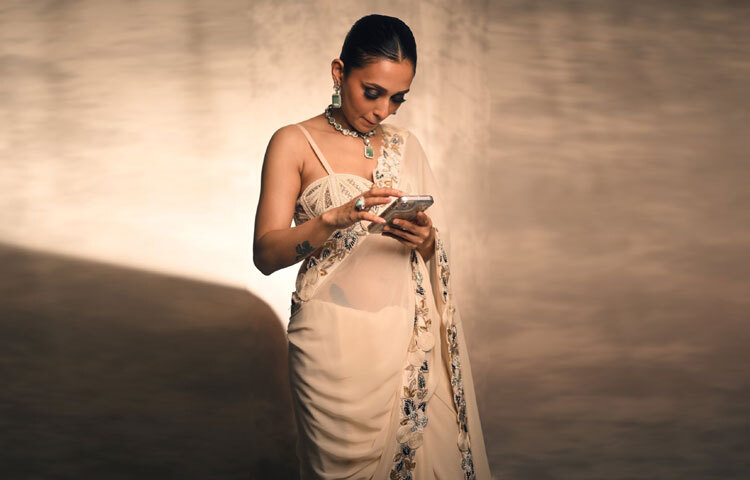 কোরসেট স্টাইলের ব্রালেট ব্লাউজে মুক্তো আর পাথরের সূক্ষ্ম কারুকাজ পুরো সাজটিকে এনে দিয়েছে ভিন্ন মাত্রা।