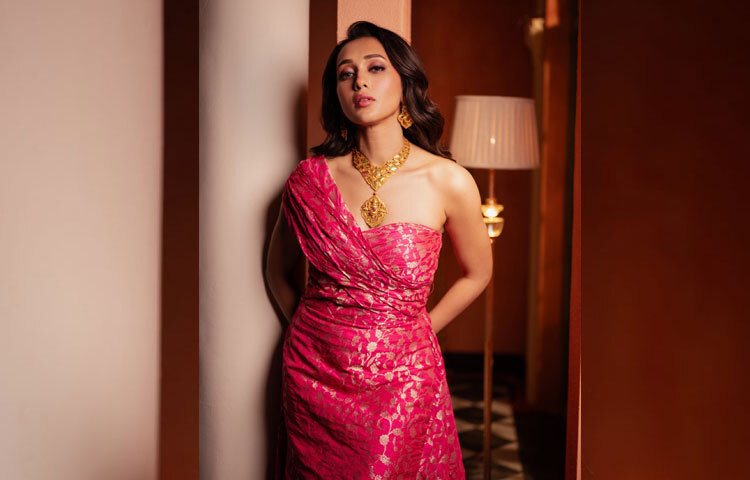 ফ্রেমে ধরা পড়েছেন মিমি এক ভিন্ন ধারার আভিজাত্যে। ফুশিয়া-পিঙ্ক ওয়ান শোল্ডার গাউনের সঙ্গে তার স্টাইল এক অন্য মাত্রা যোগ করেছে।