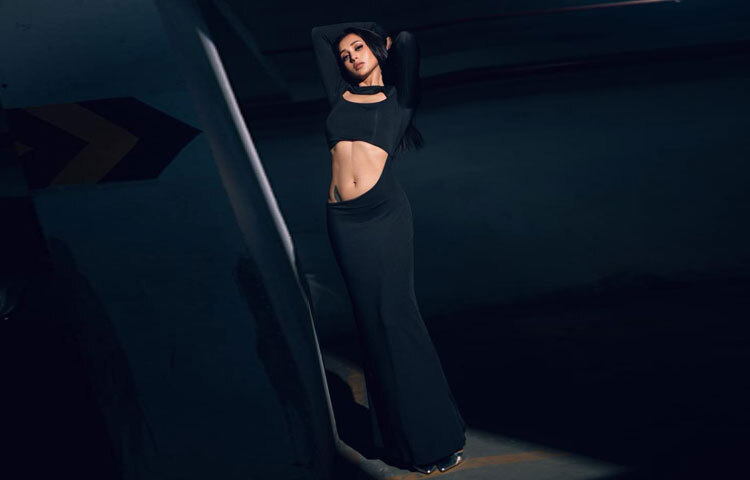 সম্প্রতি তিনি হাজির হয়েছেন সম্পূর্ণ কালো পোশাকে। বডি-হাগিং স্টাইলিশ গাউনে ফুটে উঠেছে তার আকর্ষণীয় ফিগার।