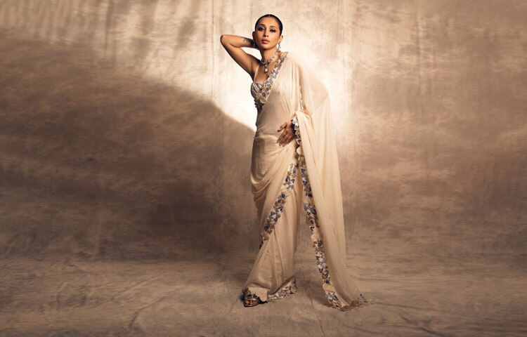 শাড়ি লুকে এমন অনন্য সাজে হাজির হয়ে আবারও প্রমাণ করলেন, তিনি সত্যিই টালিউডের গ্ল্যামার ডিভা। সামনে মুক্তি পাচ্ছে তার নতুন ছবি ‘রক্তবীজ ২’, আর সেই উপলক্ষেই যেন এই বিশেষ ফটোশুটে ধরা দিলেন মিমি।