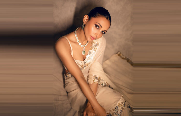 নাটকীয় আইল্যাশ, শিমারি আইশ্যাডো আর নুড-পিঙ্ক শেডের লিপস্টিক তার রূপকে করেছে আরও মোহময়।