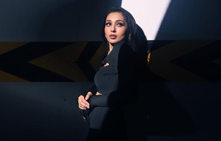 কালোর চিরন্তন আবেদনকে নতুন করে প্রাণবন্ত করে তুললেন মিমি চক্রবর্তী। প্রমাণ করলেন, এই রঙের জাদু কখনোই ফিকে হয় না।