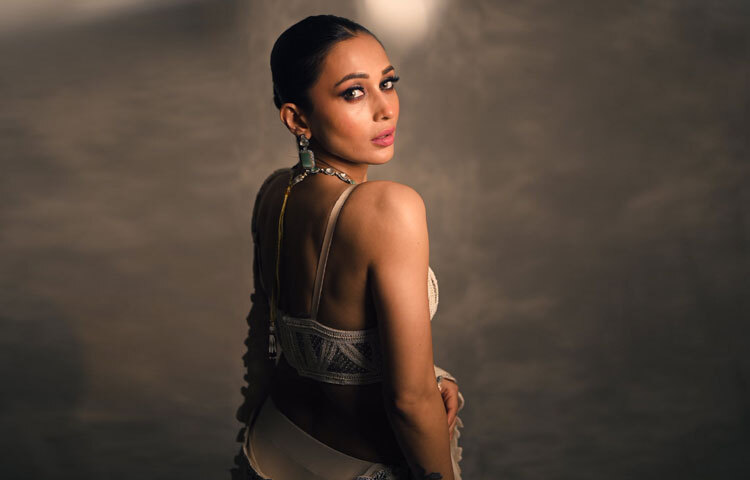 চুল বাঁধা হয়েছে স্লিক বানে, আর মেকআপে ফুটে উঠেছে প্রাকৃতিক ঔজ্জ্বল্য।