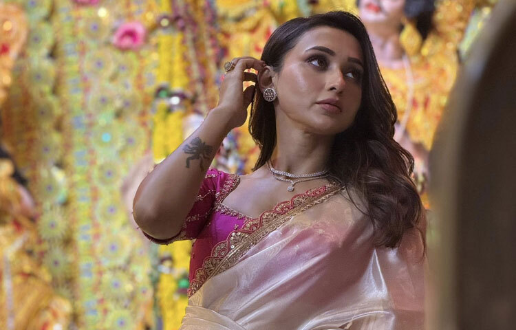 চুল খোলা রেখেছেন তিনি, যেন একেবারে স্বতঃস্ফূর্ত সৌন্দর্যের প্রকাশ। ভারী মেকাপ নয়, বরং হালকা টাচ-আপেই তিনি তুলে ধরেছেন নিজের আত্মবিশ্বাস।