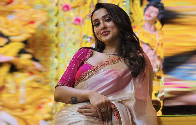 গয়নার বেলায়ও মিমির ছিল অনাড়ম্বর উপস্থিতি। কানে শুধু টপ, গলায় পাথরের হার আর হাতে একটি আংটি। কোনো বাড়াবাড়ি নেই, তবুও এক অদ্ভুত আভিজাত্য। সাজের এই মিতব্যয়িতা যেন প্রমাণ করে- সৌন্দর্য কখনো মাত্রায় নয়, বরং শৈলীতে।