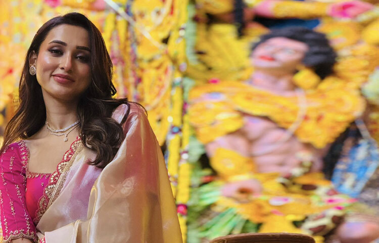 ন্যুড লিপস্টিক তার ঠোঁটে এনে দিয়েছে স্বাভাবিক রূপ, আর কাজলকালো চোখ যেন কথা বলে গেছে উৎসবের ভিড়েও।