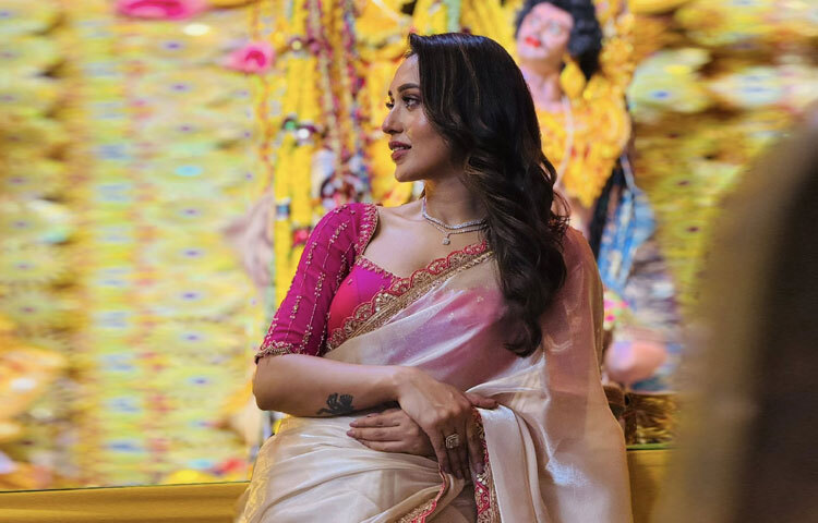 মিমির এই লুক নিঃসন্দেহে অনেকের অনুপ্রেরণা হয়ে উঠবে। বিশেষ করে তরুণীরা যারা পূজার ভিড়ে সবার থেকে আলাদা হয়ে উঠতে চান, অথচ সরলতার আবরণ ছাড়তে চান না।