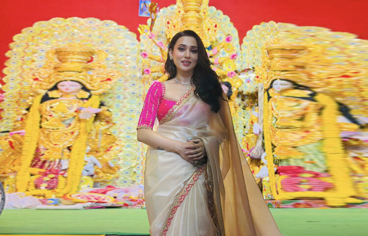 সিল্কের কোমল দীপ্তি ও গোলাপি আভা মিলে তৈরি করেছে এমন এক সমন্বয়, যা একদিকে ঐতিহ্যকে তুলে ধরে, অন্যদিকে আধুনিকতার স্পর্শও অটুট রাখে।